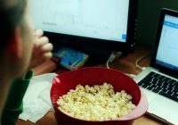 Razmislite još jednom: Evo šta se dešava kada na poslu jedete grickalice